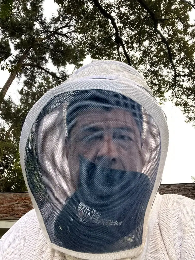 Douglas usando traje protector para trabajo con abejas