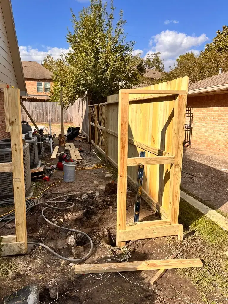 Bastidor de portón de madera durante su construcción.